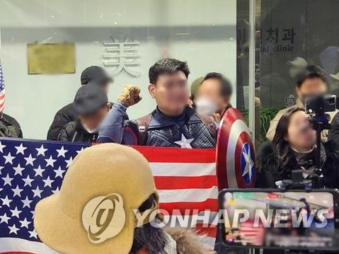 지난달 10일 서울 중구 국가인권위원회에서 열린 '2025년 제2차 전원위원회'를 앞두고 마블 캐릭터 '캡틴 아메리카' 복장을 한 윤석열 대통령 지지자가 시위하고 있다. 연합뉴스